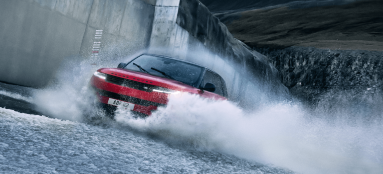 Новый Range Rover Sport бросает вызов потоку воды