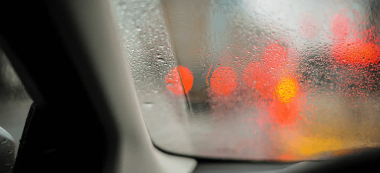 Полезные советы: как бороться с запотеванием окон в машине?