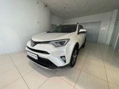 Toyota RAV4 2015 г. (белый)